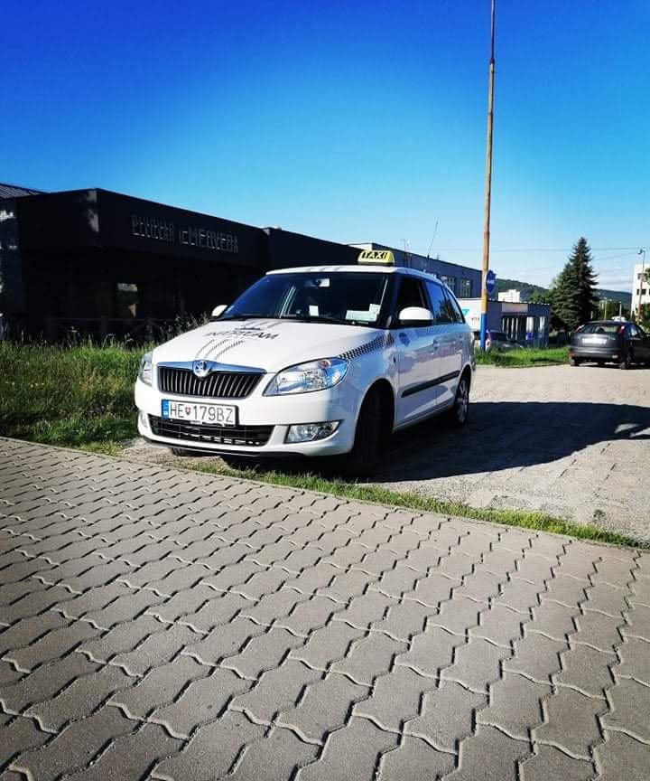 Taxi Humenné — biele vozidlo s označením TAXI v Humennom