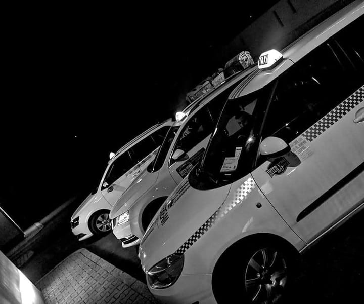Vozidlá Taxi Humenné v noci pripravené na jazdu